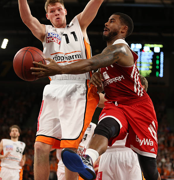 本场比赛首 本场比赛首